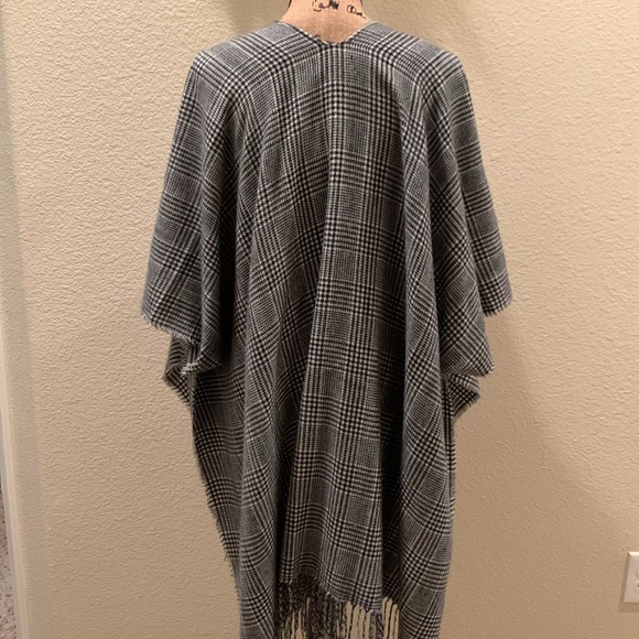 Women's Marcus Adler New York Plaid Poncho with Fringe Detail - Picture 5 of 9